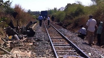 Đường sắt Bắc – Nam tê liệt vì tàu hỏa đâm máy cày