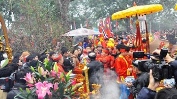 Hơn 2.000 người bảo vệ lễ hội khai ấn Đền Trần 2015