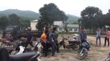 Truy sát đến cùng bằng dao phay, xà beng