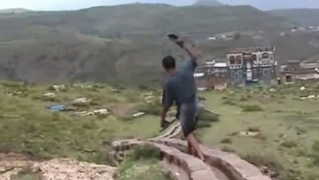 Cách di chuyển độc đáo của trẻ em Yemen