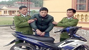 Vội mua ma túy, 2 con nghiện đâm gãy chân CSGT