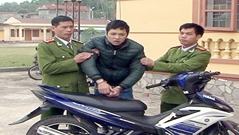 Vội mua ma túy, 2 con nghiện đâm gãy chân CSGT