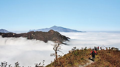 Đầu năm thăm biển mây, bình minh núi Muối thuộc dãy Bạch Mộc Lương Tử