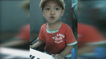 Bé Đô la bi bô chúc Tết mẹ, hát 