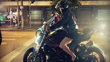 Hot girl 'trà sữa' lái mô tô khủng giữa phố Hà Nội