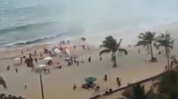 Kinh hoàng lốc xoáy cuốn bay người trên bãi biển