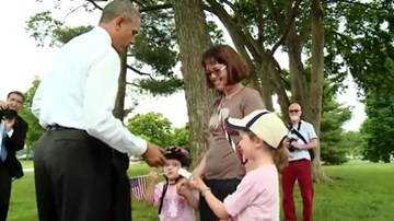 Tổng thống Mỹ thân thiên đi dạo công viên và trò chuyện với người dân