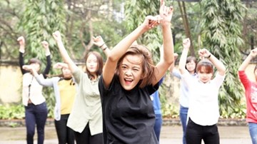 Sinh viên trường Nhân văn đội mưa nhảy flashmob ủng hộ nữ quyền
