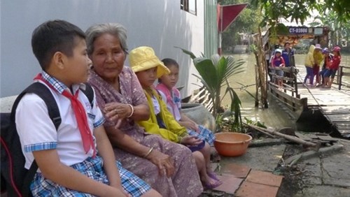 Cụ bà hơn 30 năm chèo đò đưa học sinh qua sông tìm chữ