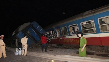 Tàu hỏa đâm ô tô, 1 người chết, 4 người bị thương