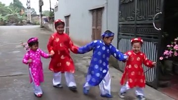 Các cháu hân hoan đi chúc Tết ông bà
