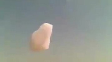 Đám mây kỳ lạ rơi từ trên trời xuống