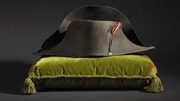 Chiếc mũ của hoàng đế Pháp Napoleon trở về chiến trường Waterloo