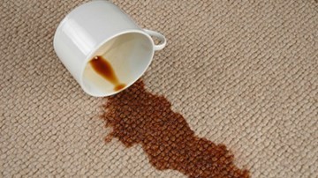 Mẹo đánh bay vết cà phê trên thảm