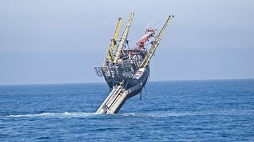 Tàu dựng đứng 90 độ của Hải quân Mỹ hoạt động trên biển