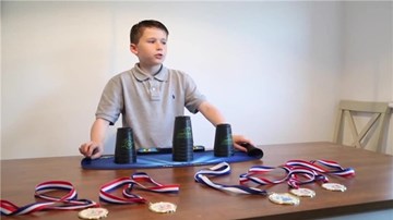 Cậu bé có đôi tay 