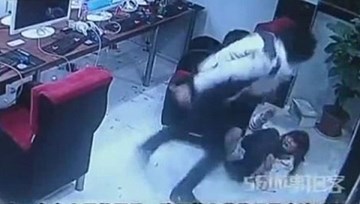 Nghi bị “cắm sừng”, thanh niên đánh bạn gái dã man giữa quán net