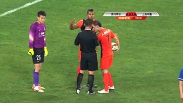 Hùng hổ tranh penalty rồi sút hỏng