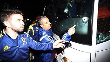 Thua thảm, fan cuồng xả súng vào đối thủ