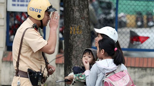 CSGT bí mật ghi hình trẻ em không đội MBH ở các trường học