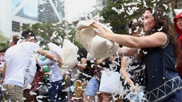 Thế giới tổ chức ngày hội độc đáo: đánh nhau bằng ... gối