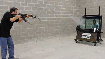 Bắn AK-47 vào kính chống đạn