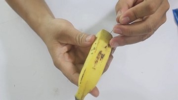 Mẹo chia nhỏ trái chuối không cần phải bóc vỏ