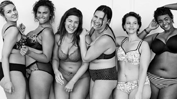 Dàn mẫu ''ngoại cỡ'' gây sốt khi diện đồ nội y gợi cảm