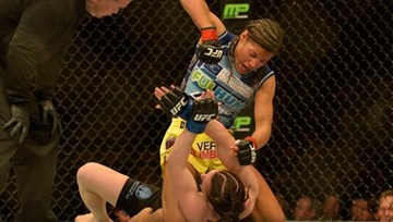UFC: 1 phút nhận 100 cú đấm mới chịu thua