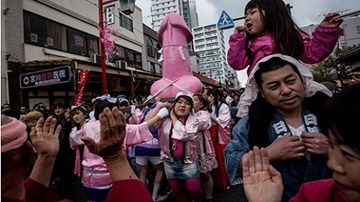 Lễ hội rước 'của quý' ở Nhật đông nghẹt khách tham quan