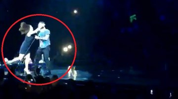 Adam Levine hết hồn vì bị fan nữ tấn công trên sân khấu