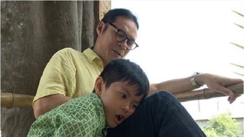 Những pha 'chém' bố hài hước của con trai Trần Lực