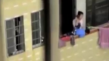 Phẫn nộ cảnh bà mẹ treo con 