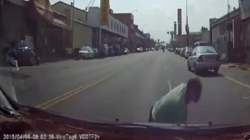 Cái kết của người đàn ông liều lĩnh lao đầu vào ôtô đang chạy ăn vạ