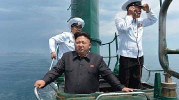 Ông Kim Jong-un lái xe lúc 3 tuổi, lái du thuyền năm 9 tuổi