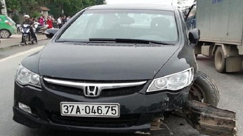 Xế hộp gây tai nạn liên hoàn rồi bỏ chạy, 2 người trọng thương