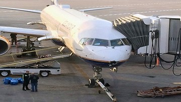 Thót tim xem máy bay bị sét đánh trúng vẫn vượt  Đại Tây Dương