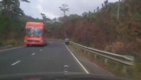 Vượt ẩu trên đèo, cặp nam nữ suýt mất mạng