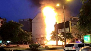 Phòng giao dịch ngân hàng bốc cháy, một ATM bị thiêu hủy