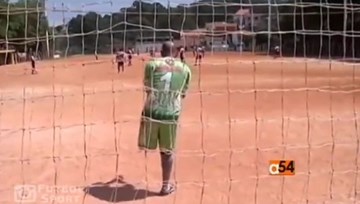 Thủ môn một chân bắt bóng đại tài