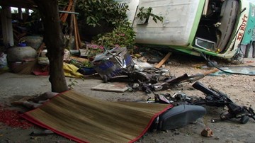 Lật xe buýt, 5 người thương vong