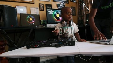 DJ 2 tuổi còn đóng bỉm đã chơi nhạc thành thạo