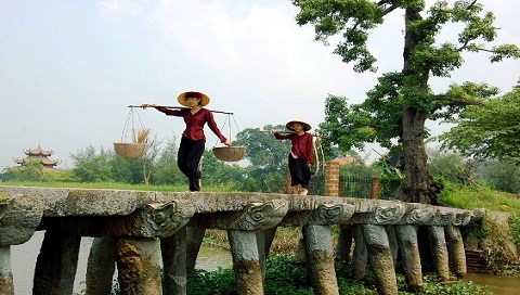 Về Làng Nôm khám phá cầu đá gần 300 tuổi