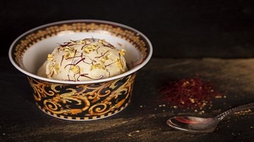 Chế biến cốc kem phủ vàng đắt nhất thế giới