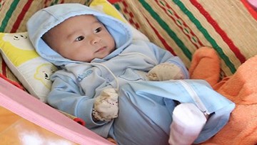 Cậu bé “văng ra từ bụng mẹ” sắp được lắp chân giả