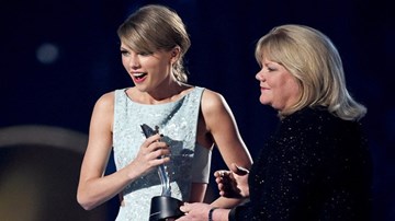 Taylor Swift nghẹn ngào khi được mẹ trao giải thưởng lớn