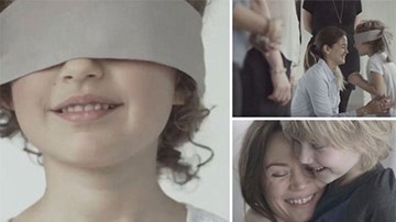 Bịt mắt tìm mẹ: video khiến hàng triệu người rơi lệ