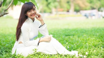 Nữ sinh xinh đẹp Võ Ê Vo cầm chai nước hát 