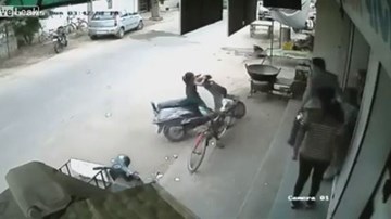 Xe ga không tắt máy, em bé suýt mất mạng