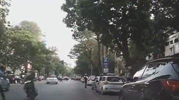 Quái xế đánh võng trên đường ngược chiều bị vụt gậy vào người